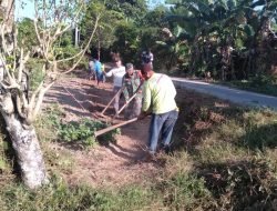Babinsa Desa Julupa’mai Koramil 1409-05/Pallangga Laksanaan Karya Bakti Pembersihan Saluran Air