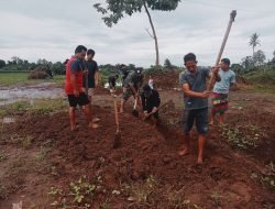 Kepedulian Babinsa Bersama Warga Kerja Bakti Buat Saluran Air ke Sawah