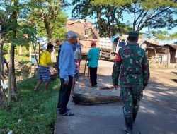 Bersama Warga dan Pemerintah Desa,Babinsa Melakukan Karya Bakti Membersihkan Saluran Air