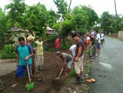 Cegah Banjir,Babinsa Koramil 1409-07/Tompobulu Bersama Warga Bersihkan Saluran Air
