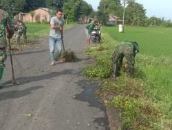 Ciptakan Linkungan Bersih Personil Koramil 1409-06/Bajeng bersama warga kompak membersikan saluran air di Dusun Lepa-Lepa