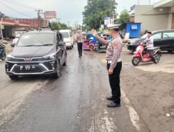 Personil Pos Pam Ketupat Polres Sidrap Giat Gatur Lalin di Akhir Arus Balik Lebaran