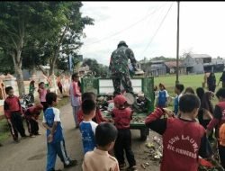 Memupuk Jiwa Gotong royong personil Koramil Koramil 1409-07/Tompobulu Ajak Siswa SD Karya bakti Pembersihan Selokan