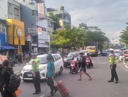 Kapal Sandar, Satlantas Polres Pelabuhan Makassar lakukan Pengaturan Urai Kemacetan
