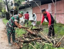 Babinsa Kel. Samata Koramil 1409-01/Somba Opu Bersama Warga Karya Bhakti Bersihkan Parit