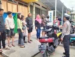 Personel Sat Lantas Polres Sidrap Gelar Gatur Lalu Lintas Sekaligus Beri Teguran ke Pengendara yang Tidak Pakai Helm