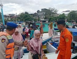 Mengabdi Untuk Keselamatan Masyarakat, Satpolairud Polres Pelabuhan Makassar Bantu Penumpang yang turun dari Kapal