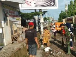 Bersihkan Pasar Tradisional, Bentuk Kepedulian Babinsa Sungguminsa Dan Warga Terhadap Wilayah Binaan