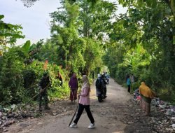 Peduli Lingkungan,Babinsa Bersama Warga Bersihkan Tumpukan Sampah