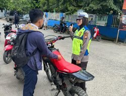 Setelah Diberikan Edukasi Namun Tak Diindahkan, Personel Sat Lantas Polres Sidrap Langsung Beri Tilang ke Pelanggar