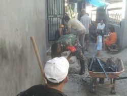 Babinsa 01/Somba Opu Gotong Royong Bersama Warga Bersihkan Saluran Air