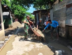 Babinsa Koramil 06 Bajeng Bersama Warga Gotong Royong Perbaiki Jalan Desa