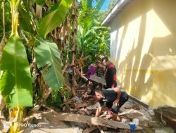 Bentuk Kepedulian Kepada Lansia, Babinsa dan Bahabinkamtibmas Laksanakan Karya Bakti Pembersihan Lingkungan
