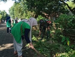 Karya Bakti Koramil 1409-03/Bontomarannu Bersama Warga dan Mahasiswa Bersihkan Saluran Air