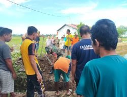Babinsa Bajeng Bersama Warga Gotong Royong Pasang Gorong-Gorong