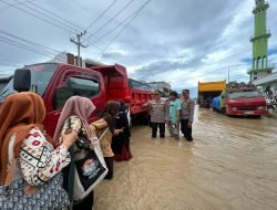 Kapolres Sidrap bersama Personelnya dan PMI Bantu Evakuasi Masyarakat Korban Banjir di Dua Pitue