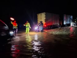 Personel Satlantas Polres Sidrap Melakukan Pengalihan Arus Lalu Lintas Akibat Banjir di Dua Pitue