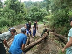 Berbahaya Bagi Masyarakat, Babinsa Koramil Tompobulu dan Warga Perbaiki Jembatan Rusak