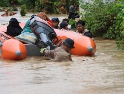 Peduli Korban Banjir di Luwu,Polri Distribusi Bantuan Logistik dan Buat Dapur Umum