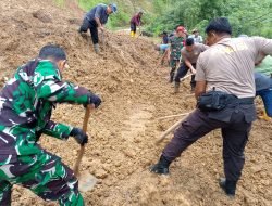 Sinergitas TNI – Polri Bersama Masyarakat,Gotong Royong Bersihkan Material Longsor di Sinjai Borong