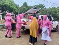 ”Polisi Bantu Bersihkan Rumah Warga Terdampak Banjir di Luwu,Tak Ketinggalan,Bhayangkari juga Bagi Bantuan”