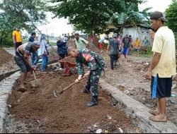 Atasi Kesulitan Warga,Babinsa Koramil Bontonompo Bantu Pembuatan Jalan Desa
