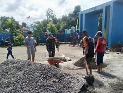 Tingkatkan Kemanunggalan TNI-Rakyat, Babinsa Bersama Warga Gotong Royong Bangun Gapura Masjid