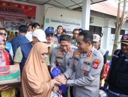 Kapolda Sulsel bersama PJ Gubernur Beri Bantuan ke Korban Terdampak Banjir di Sidrap
