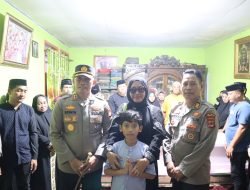 Kapolres Sidrap Beri Penghormatan Terakhir di Rumah Duka Suami Polwan AKBP Naning