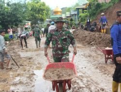 Personel gabungan TNI – Polri Dan Masyarakat Gotong Royong Bersihkan Material Longsor