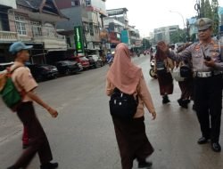 Cegah Kecelakaan Pelajar, Unit Lantas Polsek Ujung Tanah Intensif Lakukan Pengaturan Lalulintas di Depan Sekolah