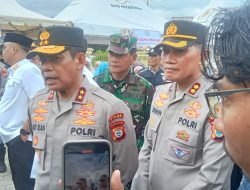 Kapolda Sulsel bersama Ketua Bhayangkari Bagi Bantuan ke Masyarakat Terdampak Bencana Alam di Dua Pitue Sidrap