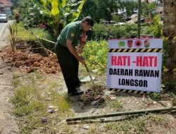 Rawan Longsor, Personel Koramil 1414-02/Rantepao Pasang Rambu di Sejumlah Titik Bahu Jalan