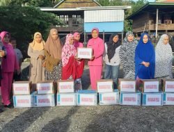 Kapolsek Panca Rijang bersama Ketua Bhayangkari Ranting Pimpin Penyaluran Bantuan Untuk Korban Bencana Banjir