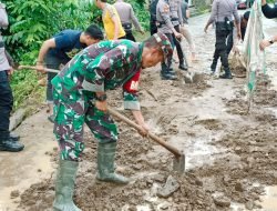Gerak cepat Kodim 1404/Pinrang dan Polres Pinrang Bantu Masyarakat Bersihkan Material Banjir
