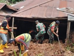 Bantu Pemulihan Bencana Alam, Personil Koramil 1414-01/Makale Dan Warga Bersihkan Tanah Dan Evakuasi Barang Korban