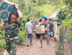 Personil Satgas Gulbencal Kodim 1419/Enrekang Melaksanakan Pendisitribusian Logistik Di Daerah Terpencil