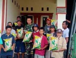 Tingkatkan Ketahanan Pangan Babinsa Bontonompo Salurkan Bibit Padi Kepada Warga
