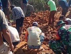 Atasi Kesulitan Warga, Babinsa Koramil Tompobulu Bantu Perbaikan Jalan Desa