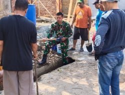 Bersama Warga Babinsa Laksanakan Karya Bakti Bersihkan Lingkungan