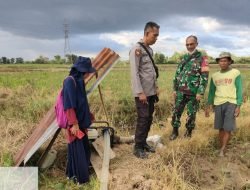 Pastikan Berfungsi Dengan Baik, Babinsa Cek Kondisi Pompa Pengairan Sawah