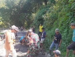 Kepedulian Babinsa Koramil 02 Parangloe Bantu Perbaikan Jalan Desa Yang Berlubang