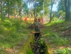 Peduli Lingkungan Koramil 1409-02/Parangloe Gotong Royong Laksanakan Karya Bakti Pembersihan Saluran Air