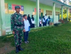 Tanamkan Cinta Tanah Air, Babinsa Koramil 07/Tompobulu Jadi Pembina Upacara di Sekolah