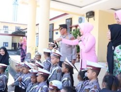 Kapolres Sidrap bersama Personel Sat Lantas Perkenalkan Rambu Lalu Lintas ke Anak TK Kemala Bhayangkari