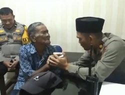 Aksi Peduli Kapolsek Wajo, Tenangkan Seorang Kakek Tua Kehilangan Uang