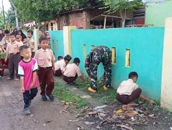 Babinsa Koramil – 06 Bajeng Ajak Siswa Siswi Bersihkan Lingkungan Sekolah