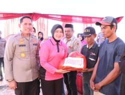 Kapolres Sidrap dan Bhayangkari Bantu Warga Terdampak Banjir