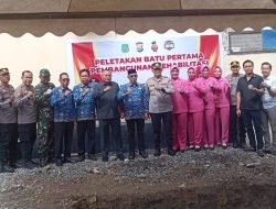 Kapolres Sidrap bersama Ketua Bhayangkari Peletakan Batu Pertama Pembangunan Rehabilitasi Polsek Dua Pitue