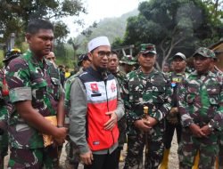 Danrem 141/Tp Dampingi Ust. Dr. Adi Hidayat, LC, M.A. Salurkan Bantuan Kepada Korban Bencana Alam Banjir dan Tanah Longsor di Kabupaten Luwu